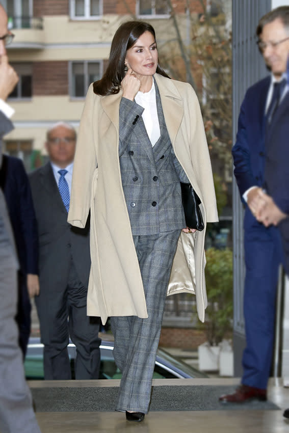 Reina Letizia traje gris