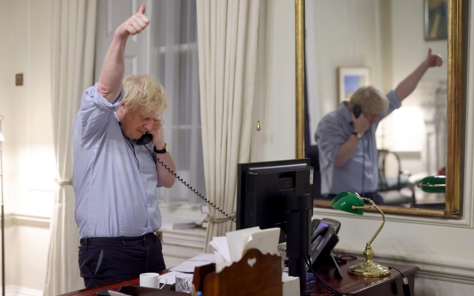 Boris gives a thumbs up - Andrew Parsons / No10 Downing Street 