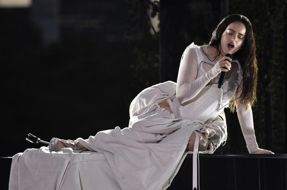 ARCHIVO - Rosalia durante su presentación en el Festival Global Citizen Festival el 24 de septiembre de 2022 en Central Park en Nueva York. Rosalía será una de las artistas que se presentarán en los Latin Grammy el 17 de noviembre. (Foto Evan Agostini/Invision/AP)