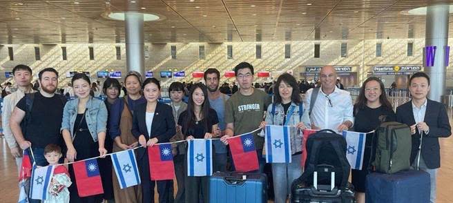 我國駐以色列代表李雅萍（左七）及同仁前往機場，協助照料搭乘撤僑專機的國人及僑民。（外交部提供）