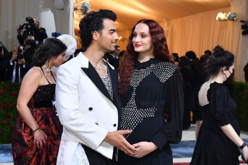 Joe Joans holds Sophie Turner's belly at the 2022 Met Gala