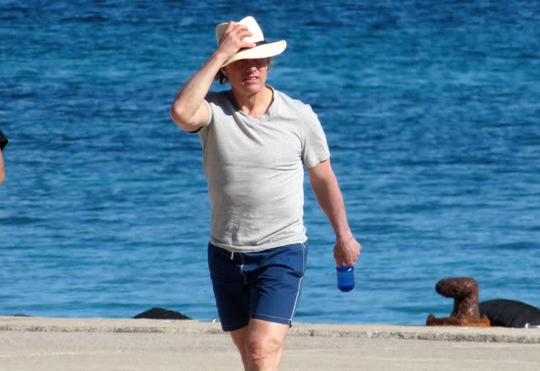 El look de Cruise para llegar a la playa: remera de algodón, short azul y un sombrero para protegerse del sol