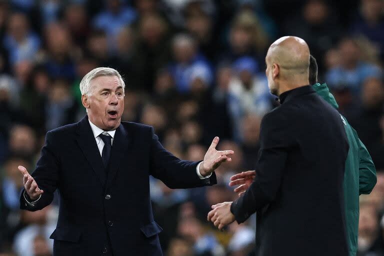 Carlo Ancelotti habla con Pep Guardiola en el cruce de entresemana entre Real Madrid y Manchester City, por la Champions League