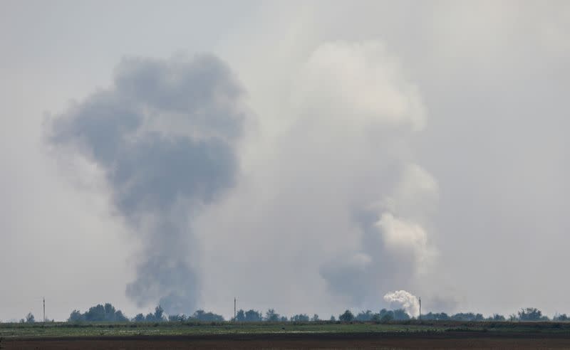 Una vista muestra el humo que se eleva sobre el área luego de una supuesta explosión en el pueblo de Mayskoye en el distrito de Dzhankoi, Crimea