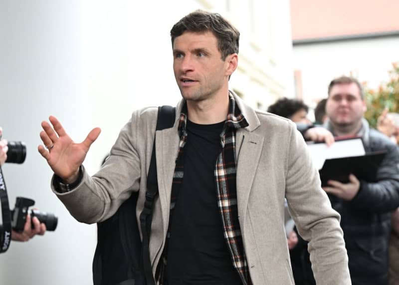 Germany's Thomas Mueller arrives at the team hotel in Gravenbruch ahead of the international friendlies soccer matches against France and the Netherlands. Arne Dedert/dpa