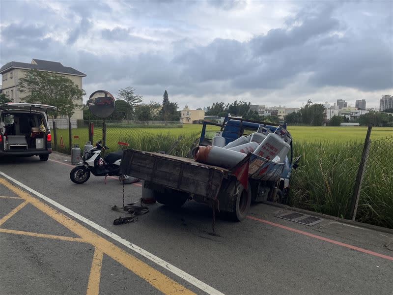 自小客車迴轉追撞大貨車，又波及路邊卸貨的三輛貨車，載運瓦斯鋼瓶的貨車被撞進田裡。(圖／翻攝畫面)