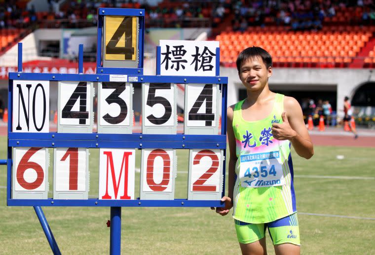 光榮國中「水鳥」黃潮鴻，以61.02將國男標槍大會紀錄58.65往前推進2.37公尺，林嘉欣／攝影。