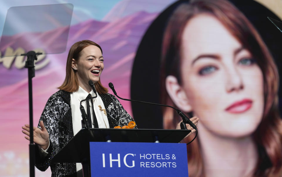 Emma Stone recibe el premio desert palm achievement para una actriz por "Poor Things" en la 35a edición anual del Festival de Internacional de Cine de Palm Springs el 4 de enero de 2024, en Palm Springs, California. (Foto AP/Chris Pizzello)