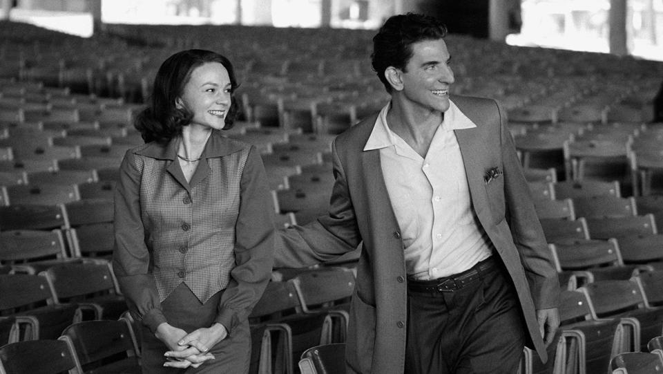 (L to R) Carey Mulligan as Felicia Montealegre and Bradley Cooper as Leonard Bernstein (Director/Writer) in Maestro.