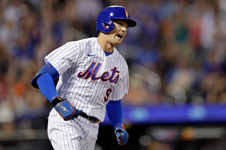 Brandon Nimmo, de los Mets de Nueva York, reacciona después de conectar un jonrón durante la primera entrada de un partido de béisbol contra los Rockies de Colorado el sábado, 27 de agosto de 2022, en Nueva York.  (Foto AP/Adam Hunger)