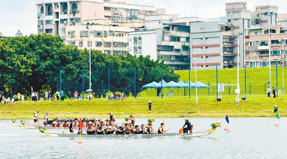 第14屆議長盃龍舟錦標賽10日舉行決賽，各隊爭奪冠軍榮耀。（呂健豪攝）