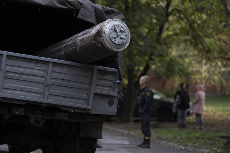 Un camión trasporta los restos de un misil tras un ataque ruso, el viernes 21 de octubre de 2022, en Zaporiyia, Ucrania. (AP Foto/Leo Correa)