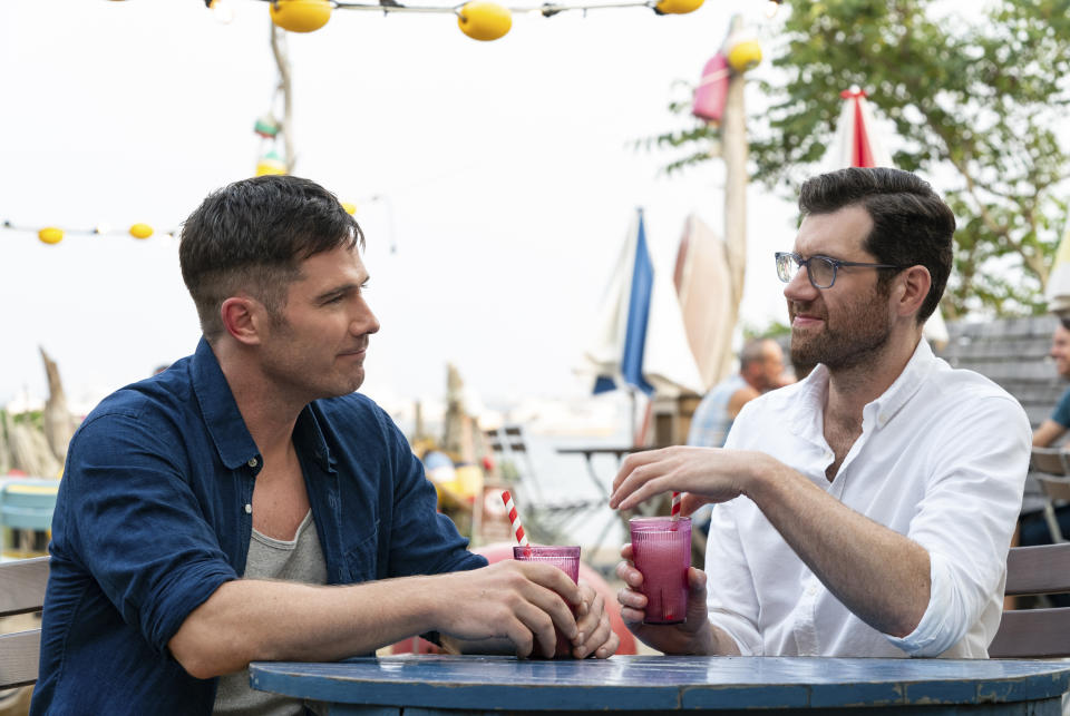 En esta imagen proporcionada por Universal Pictures, Billy Eichner, derecha, y Luke Macfarlane en una escena de "Bros". (Universal Pictures via AP)