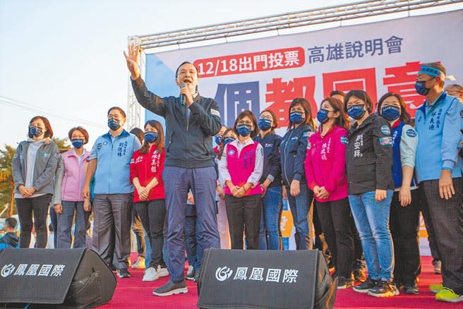 國民黨主席朱立倫（前排中）5日在高雄宣講時批評，「2024非核家園」是把問題丟給下一任政府，只有核電能讓台灣繼續拚經濟和生活。（袁庭堯攝）