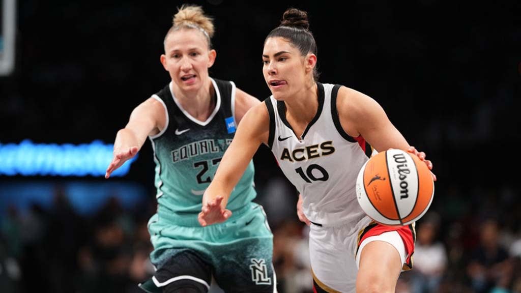  Kelsey Plum #10 of the Las Vegas Aces drives to the basket during the game against the New York Liberty on August 28, 2023. 