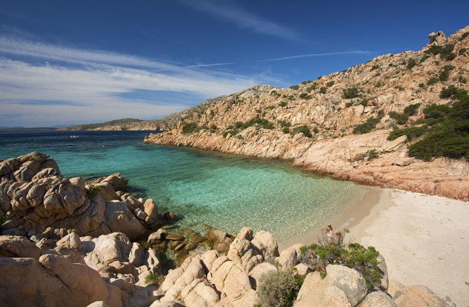 <p>Ce n’est que récemment que l’ancienne base navale de l’OTAN, archipel de la Maddalena situé au large de la Costa Smeralda, en Sardaigne, a commencé à accueillir des touristes. Avec ses eaux translucides et son littoral escarpé, ce trésor ne restera pas secret bien longtemps, alors pensez à réserver un vol pronto. <em>[Photo : Rex]</em> </p>