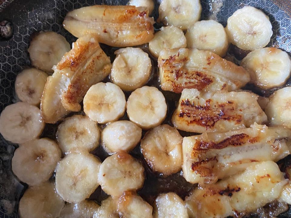 caramelized banana rounds and halves in pan