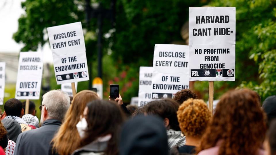 Harvard students protest ending discipline for thirteen anti-Israel agitators