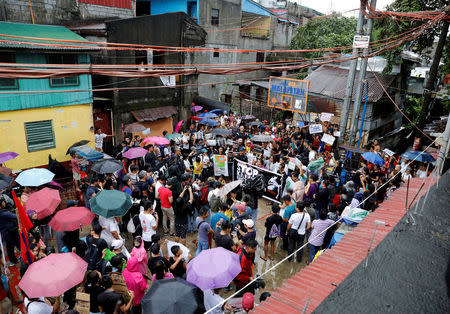 Protesters and residents stage a rally near the site where Kian Loyd delos Santos, a 17-year-old high school student, who was among the people shot dead last week in an escalation of President Rodrigo Duterte's war on drugs in Caloocan city, Metro Manila, Philippines August 21, 2017. REUTERS/Erik De Castro