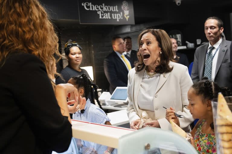 La vicepresidenta Kamala Harris, asiste a la inauguración de una heladería pop-up propiedad de Tyra Banks, izquierda, en Washington, el viernes 19 de julio de 2024. (Erin Schaff/The New York Times vía AP, pool)