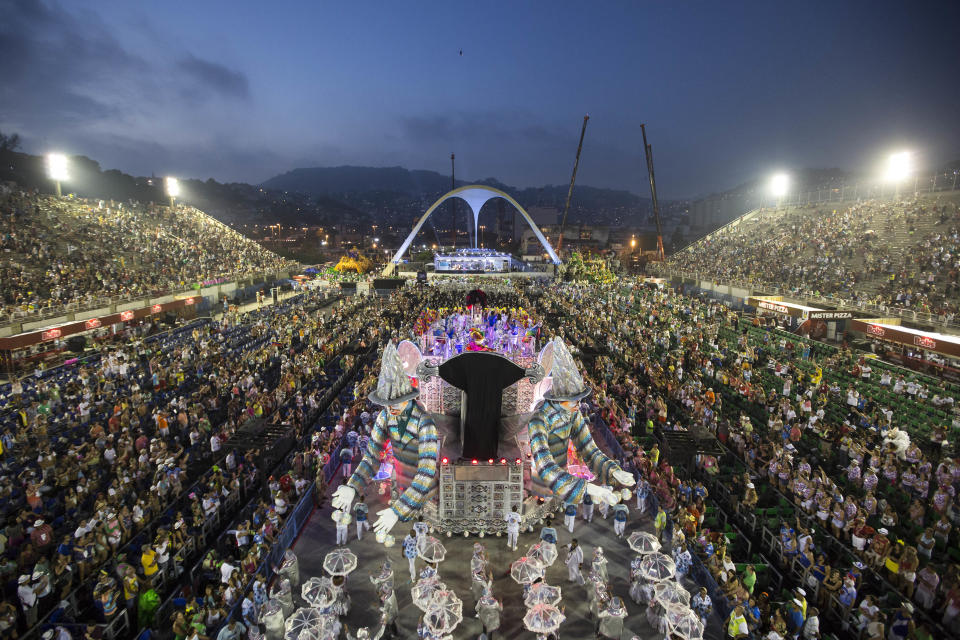 Los artistas de la escuela del samba Beija Flor participan en uno de los desfiles en el Sambódromo durante las celebraciones en el carnaval de Rio de Janeiro, Brasil, el lunes 3 de marzo del 2014. (Foto AP/Felipe Dana)