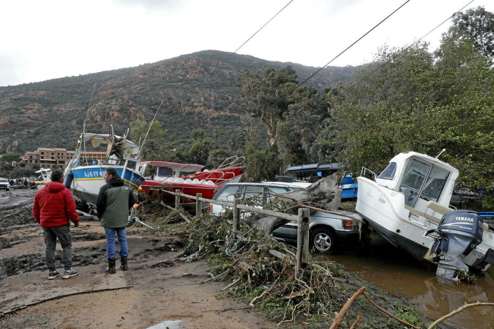 Dans le port de Porto (Corse-du-Sud), des voitures et des bateaux endommagés après le passage de la tempête Ciaran, le 3 novembre 2023.  - Credit:Pascal Pochard-Casabianca/AFP
