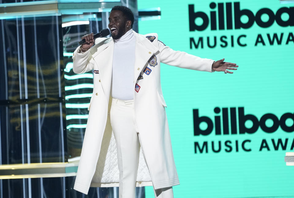 Sean "Diddy" Combs conduce la ceremonia de los Premios Billboard de la Música, el domingo 15 de mayo de 2022 en el MGM Grand Garden Arena en Las Vegas. (Foto AP/Chris Pizzello)