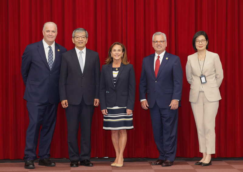 美跨黨派眾議員訪台記者會（1） 美國聯邦眾議院跨黨派議員訪問團23日訪台，外交部 在晚宴前舉行記者會，民主黨籍聯邦眾議員奇爾迪 （Dan Kildee）（左起）、外交部次長謝武樵、共和 黨黨團會議秘書長麥克林（Lisa McClain，另譯：麥珂 蓮）、眾議院軍事委員會友台議員艾福特（Mark  Alford）、外交部北美司長王良玉合影留念。 中央社記者裴禛攝  113年4月23日 