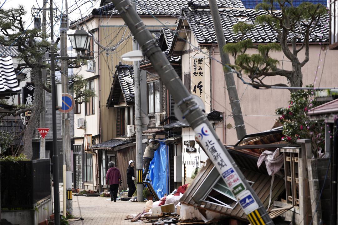 日本石川縣能登地方元旦遭強震侵襲，考量當地道路狀況及救災優先，石川縣政府暫不接受志工，也呼籲個別民眾勿自行捐贈救援物資進災區。（美聯社）