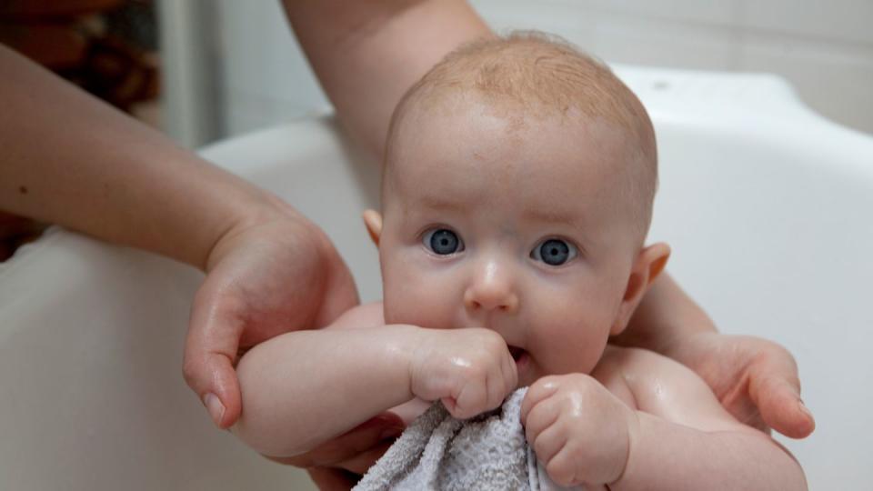 Manche Babys lieben das Planschen in der Wanne, andere hassen es. (Bild: Silvia Marks/dpa-tmn)