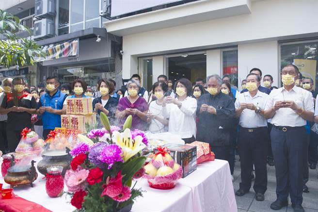 嘉義市長黃敏惠競選團隊今天進駐競選總部，拈香祈福。（黃敏惠競總提供／廖素慧嘉市傳真）