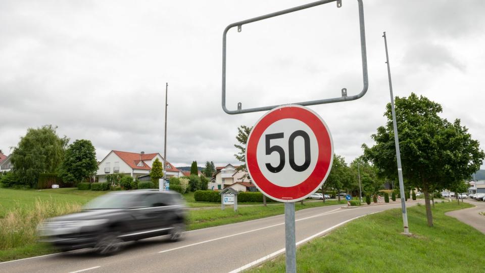 Die leere Ortsschildhalterung am Ortseingang von Gunningen.