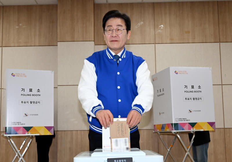 Lee Jae-myung, leader of the opposition Democratic Party, cast his ballot Friday morning in Daejeon. Photo by Yonhap