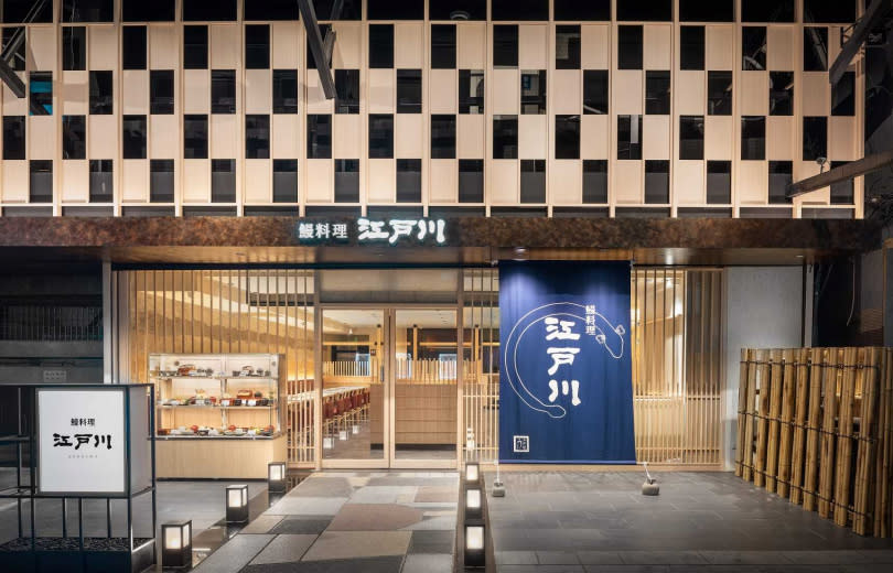 店鋪正面採用日本傳統方格花紋，並使用白木為整體設計添加了輕快感。（圖／江戶川提供）