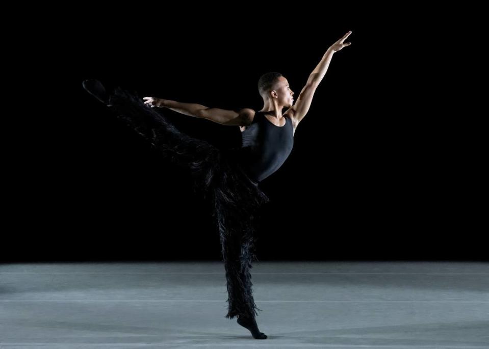 Travon M. Williams, bailarín de Ailey II en “Enemy in the Figure” de William Forsythe.