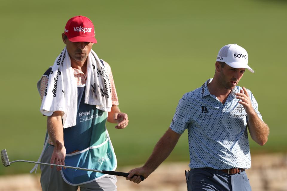 Denny McCarthy le entrega su putter a su caddie en el tercer green durante la segunda ronda del Campeonato BMW 2024 en Castle Pines Golf Club. (Harry How/Getty Images)