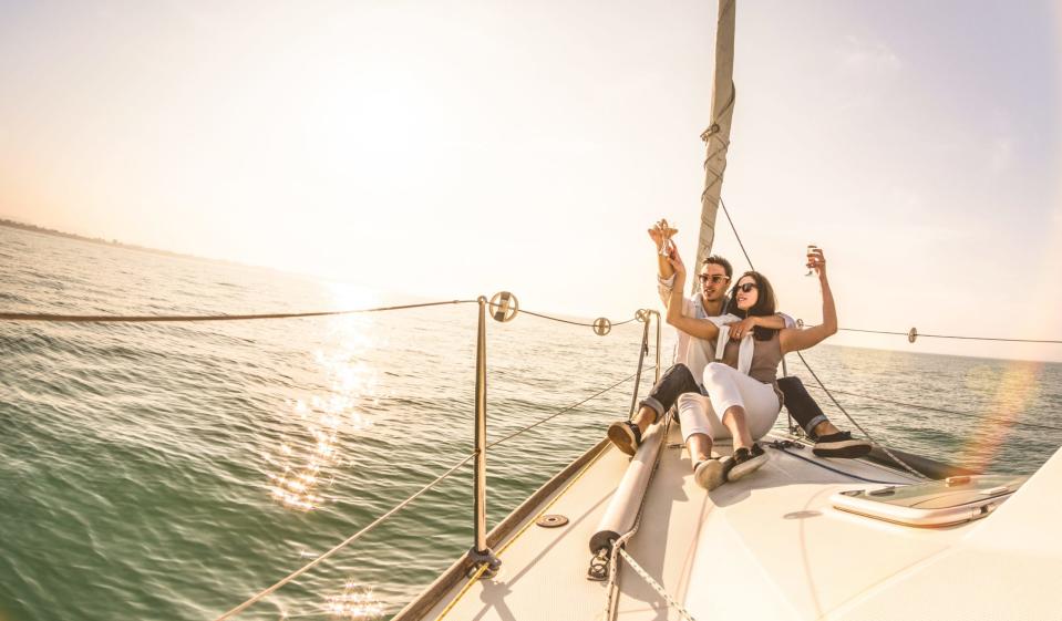 Ein Paar auf einem Segelboot (Symbolfoto). - Copyright: ViewApart/Getty Images