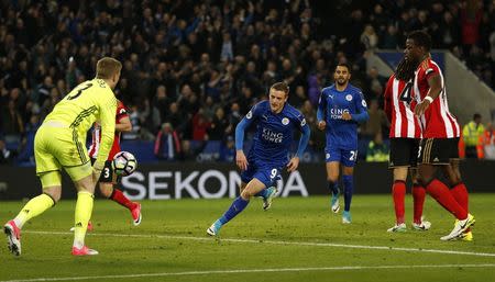 Britain Football Soccer - Leicester City v Sunderland - Premier League - King Power Stadium - 4/4/17 Leicester City's Jamie Vardy celebrates scoring their second goal with team mates Action Images via Reuters / Andrew Boyers Livepic