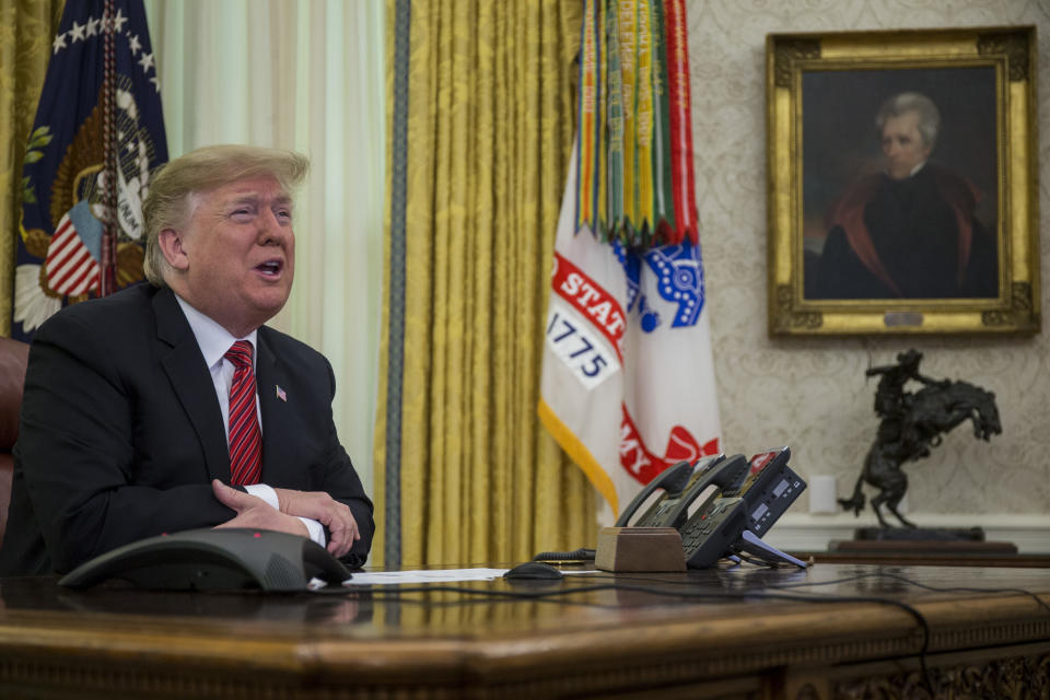 Das Porträt Andrew Jacksons hängt an prominenter Stelle links von Trumps Schreibtisch (Bild: Zach Gibson/Pool/Getty Images)
