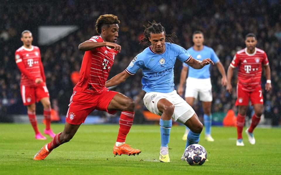 Nathan Ake defiende contra Kingsley Coman - La señal que muestra que Man City ha arreglado su debilidad en la Liga de Campeones - PA/Tim Goode