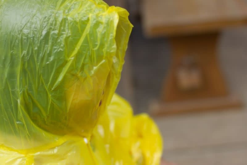 ▲除了買兩件雨衣交替用以外，也有人認為，買拋棄式的雨衣比較省事。（示意圖，圖中人物與本文無關／翻攝photoAC）