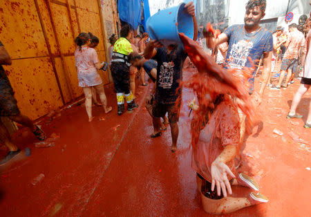 Revellers play with tomato pulp during the annual "Tomatina" festival in Bunol, near Valencia, Spain, August 29, 2018. REUTERS/Heino Kalis