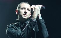 Wer kann schon ahnen, was ihn umtrieb? Chester Bennington, Frontmann der Nu-Metal-Band Linkin Park, hatte nie ein Geheimnis aus seinen Depressionen und Suchtproblemen gemacht. Am 20. Juli 2017, dem Geburtstag seines kurz zuvor verstorbenen Freundes Chris Cornell, beging der damals 41-jährige Sänger Suizid. Die Nachricht schockte nicht nur die Fans der Band weltweit. (Bild: Christina Radish/Redferns/Getty Images)