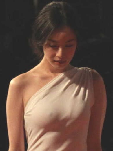 倪妮的雙峰在超薄透視白裙下清晰可見，看起來渾圓堅挺。（圖／翻攝網路）