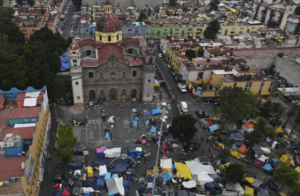 Migrantes acampan en tiendas de campaña frente a la Iglesia de Santa Cruz y La Soledad en Ciudad de México, el martes 26 de diciembre de 2023. (AP Foto/Marco Ugarte)