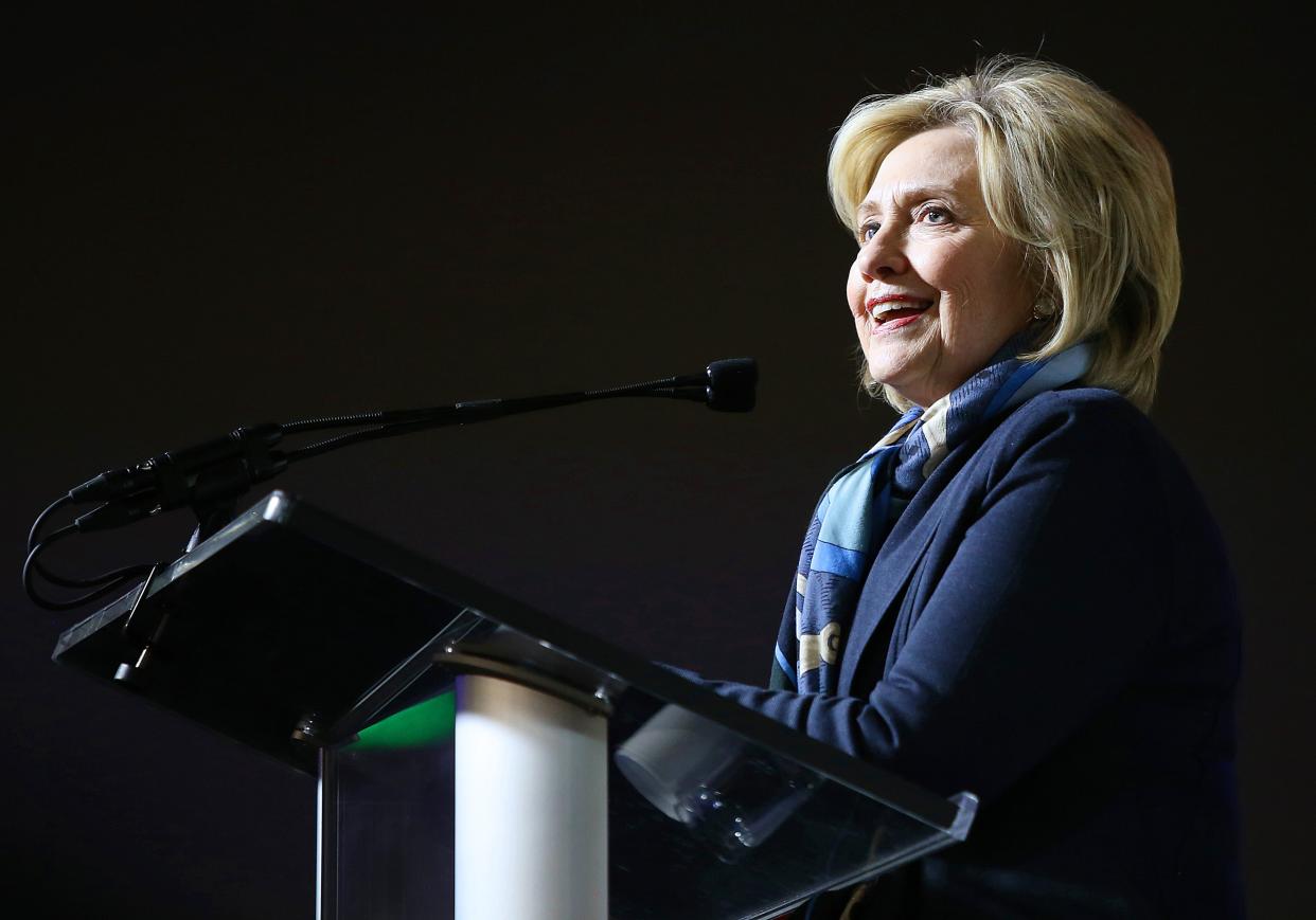 <p>PARK CITY, UTAH - 27 DE ENERO: La exsecretaria de Estado y senadora de EE. UU., Hillary Rodham Clinton, habla en el escenario durante la Celebración de Mujeres en Sundance 2020 organizada por el Instituto Sundance y Refinery29, presentada por LUNA en Juniper en Newpark el 27 de enero de 2020 en el parque Ciudad, Utah. </p> (Foto de Suzi Pratt / Getty Images para Refinery29)