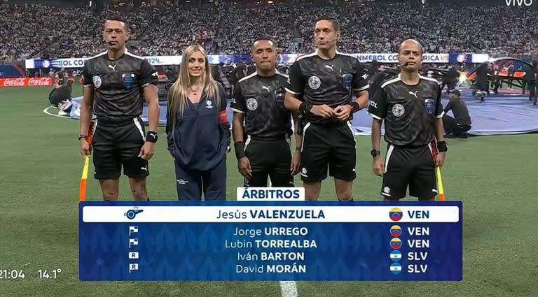 Morena Beltrán, junto a los árbitros de la Copa América