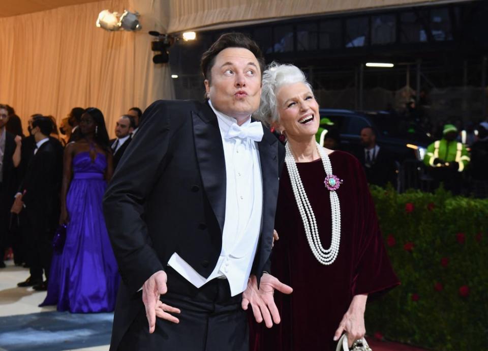 Elon und Maye Musk in Cannes im Mai 2022. - Copyright: Getty Images/ ANGELA WEISS