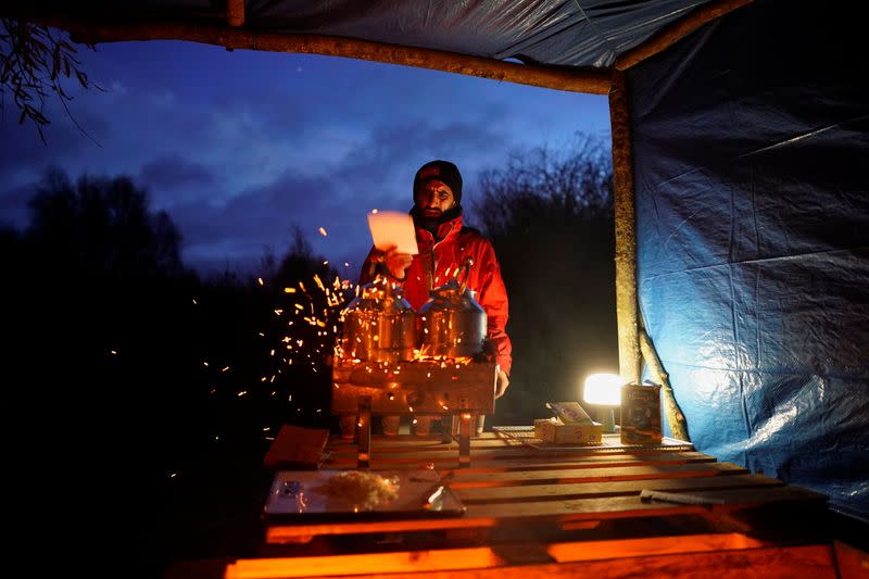 Wider Image: En un campo de inmigrantes en Francia, un hombre vende sándwiches para pagarle a los traficantes