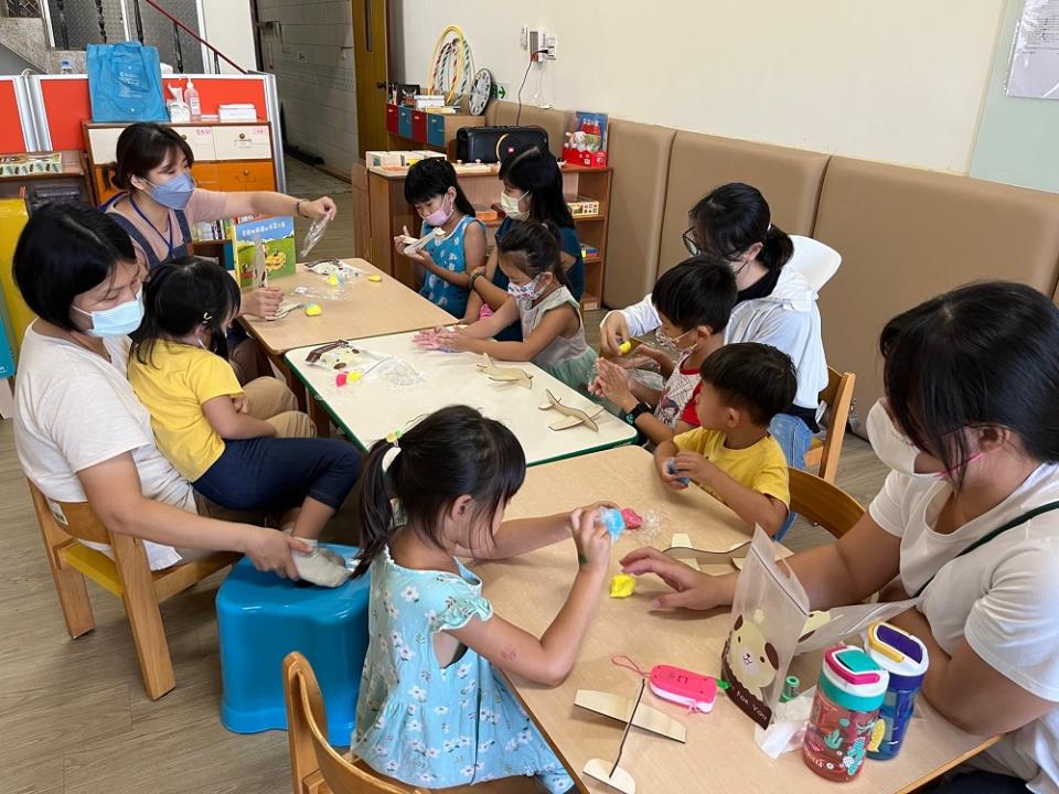 幼童專注地手作輕黏土飛機